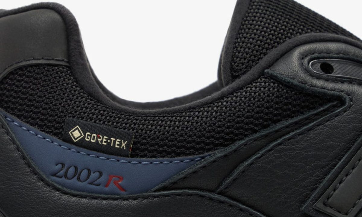 close up on hang tag and GORE-TEX logo on sneaker