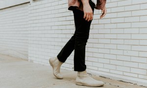 man wearing skinny jens and boots