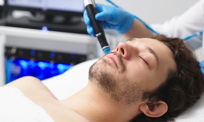 A man getting light therapy for his skin
