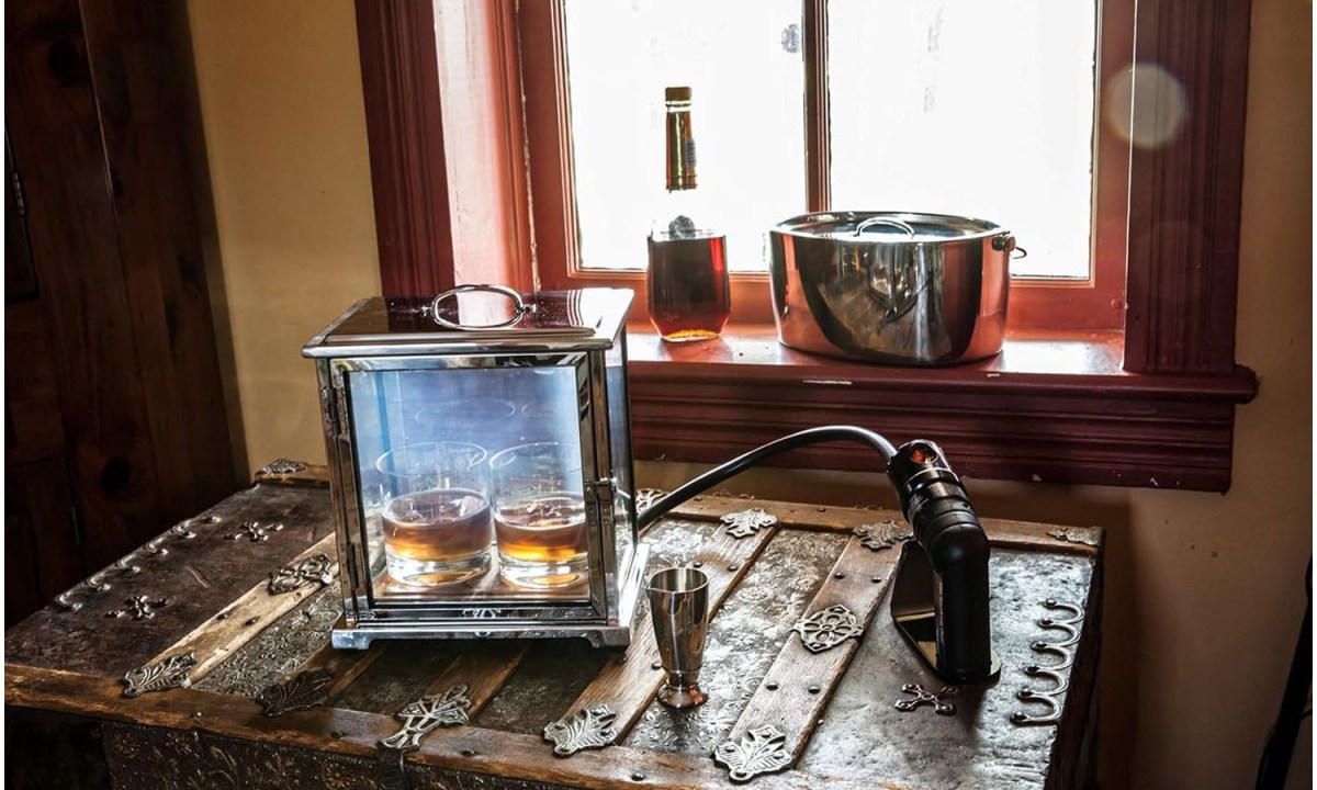 A Fortessa Smoking Box on a table.