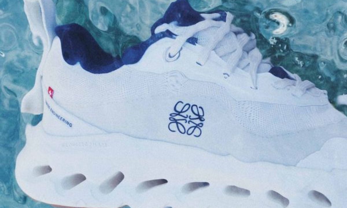 LOEWE sneaker with blue trim