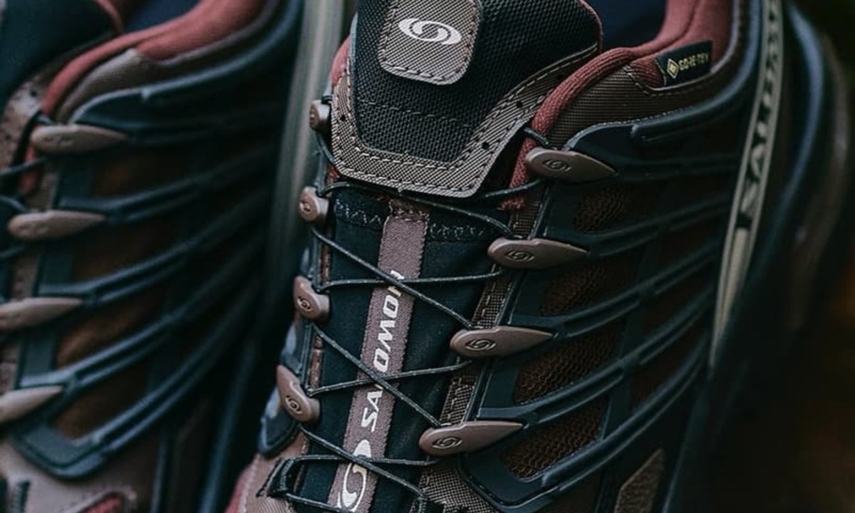 close up on salomon laces