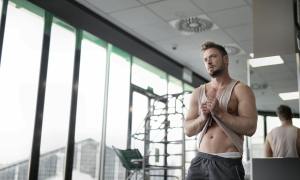 Man in gym with nice abs