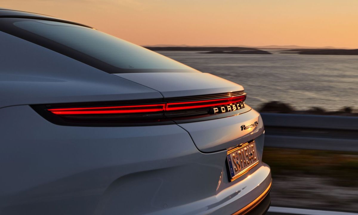 porsche panamera hybrids 1129 roma white 4s u crane akos9735 edit v02 crop 2x3  1