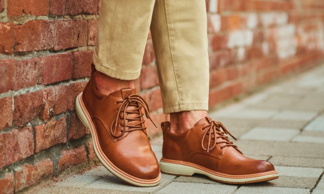 man wearing brown lace up align shoes