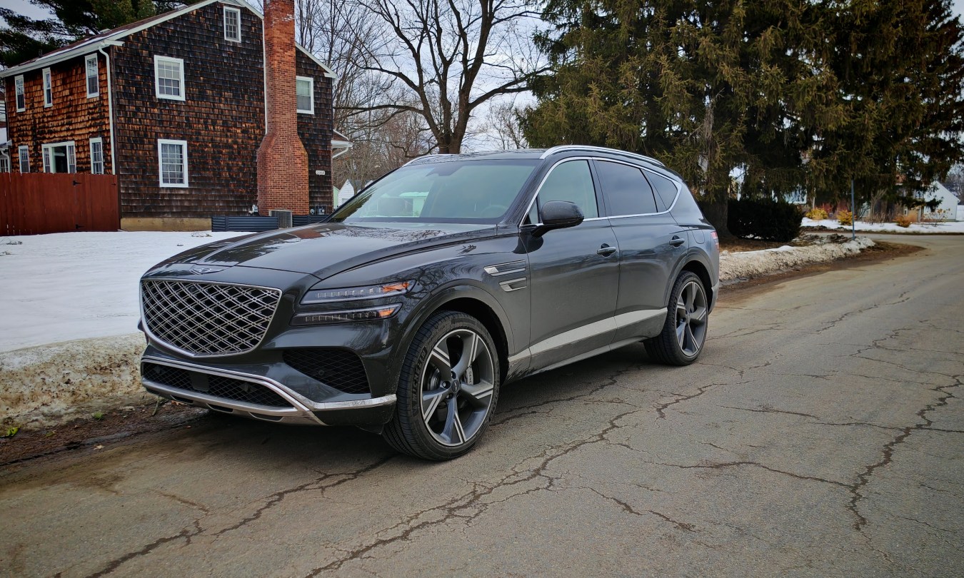 Front 3/4 view of the Genesis GV80 Prestige in front of a house