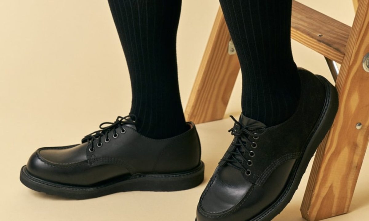 model wearing black oxford shoes on stool