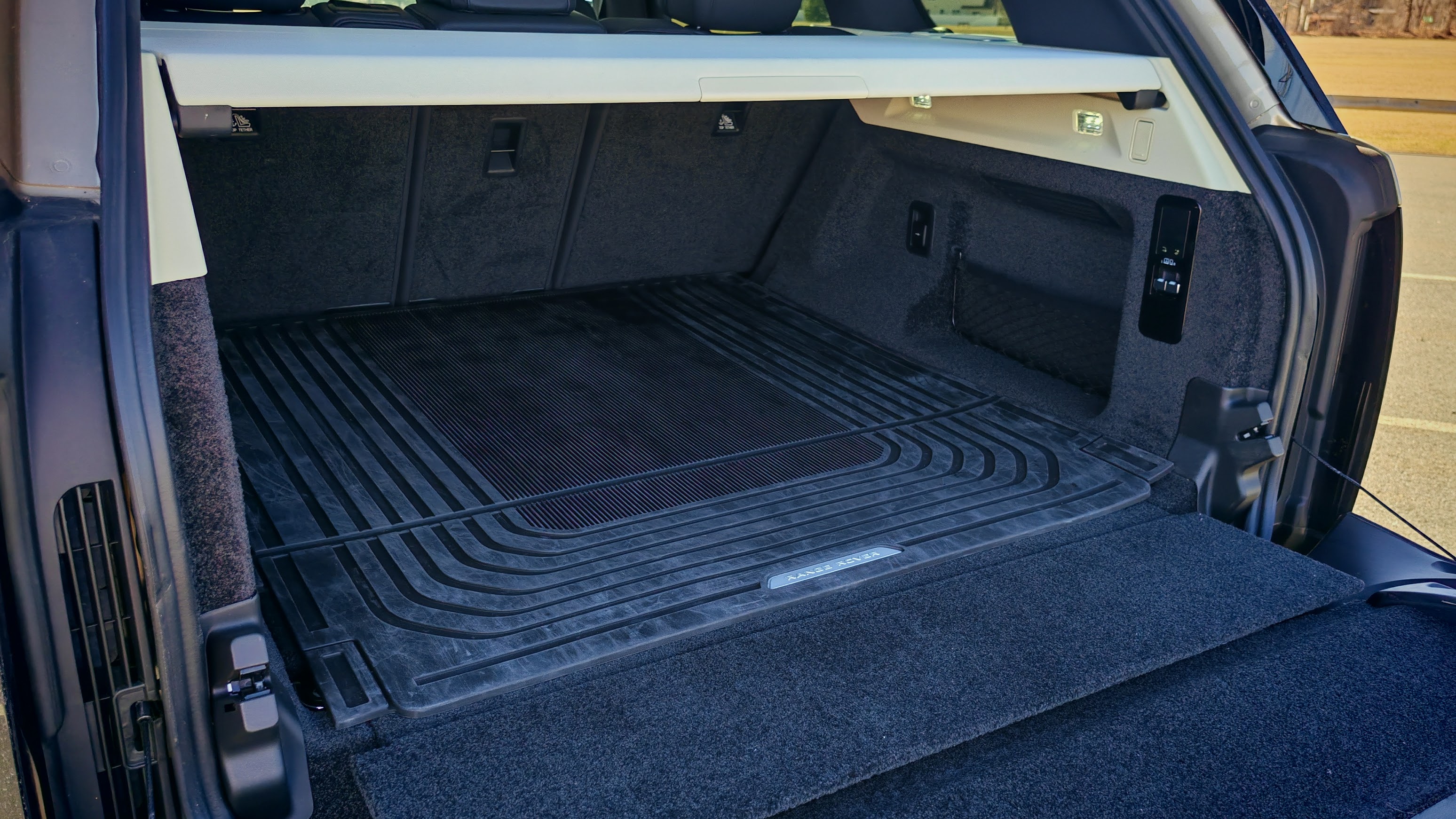 Range Rover P400SE trunk