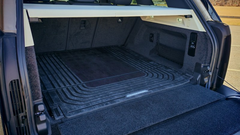 Range Rover P400SE trunk