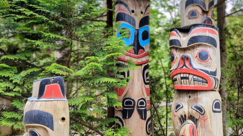 totem poles in vancouver