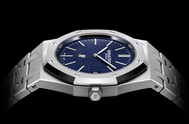 The Royal Oak “Jumbo” model presented in an extra-thin white gold case.