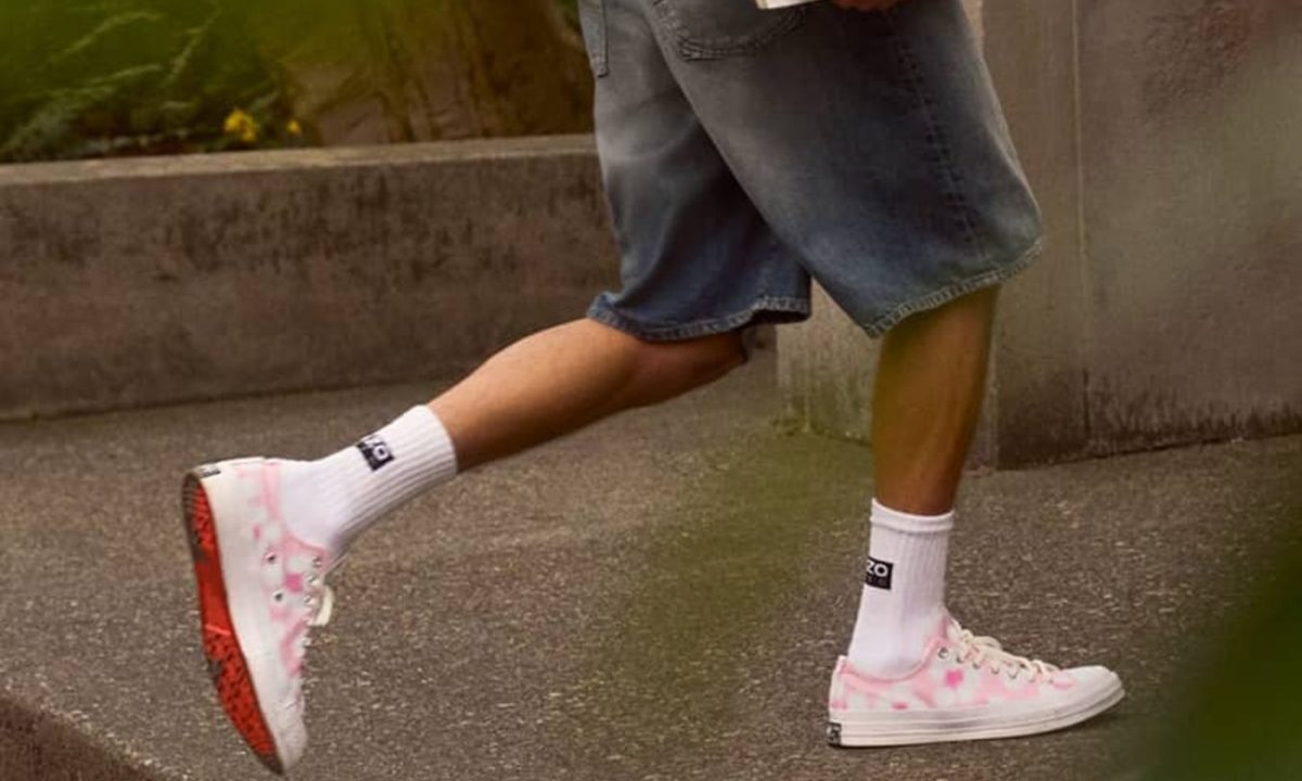 man wearing kenzo converse chuck 70