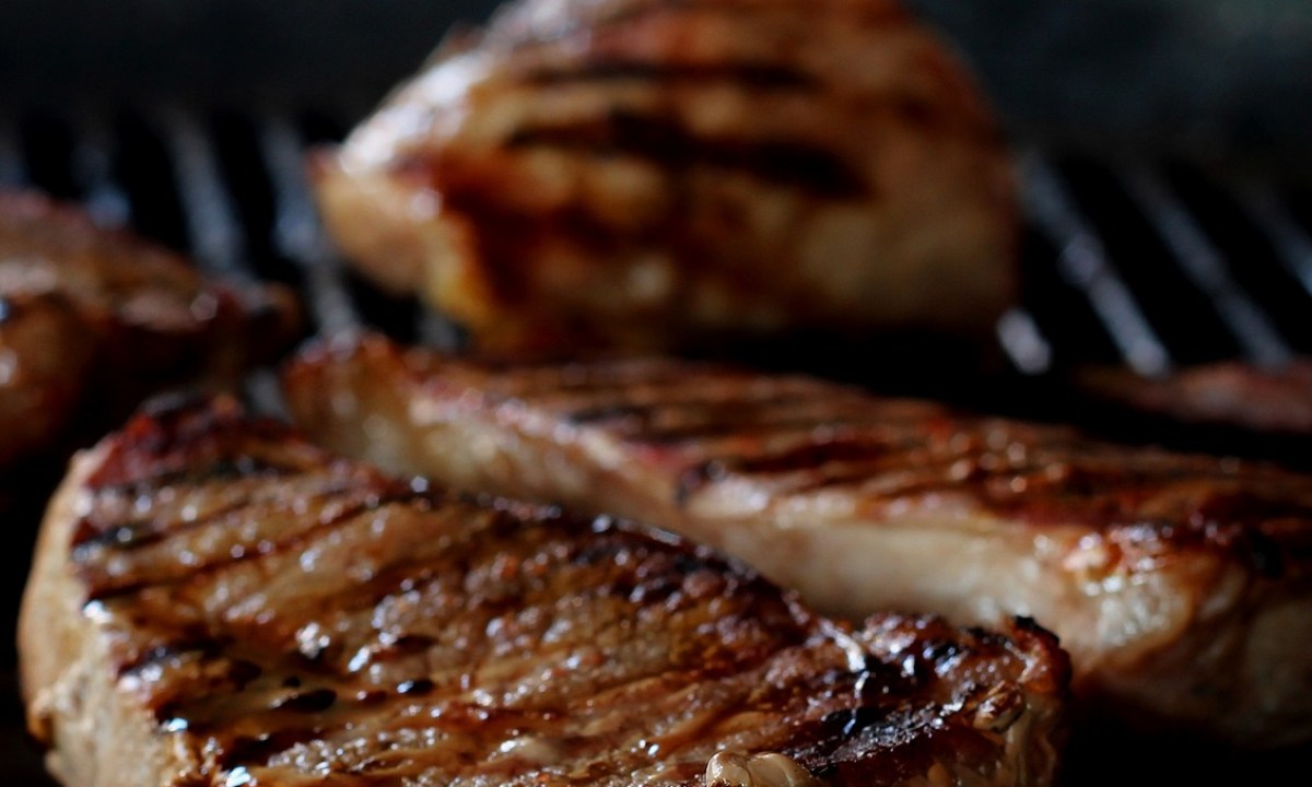 steak that resembles a skirt steak on the grill