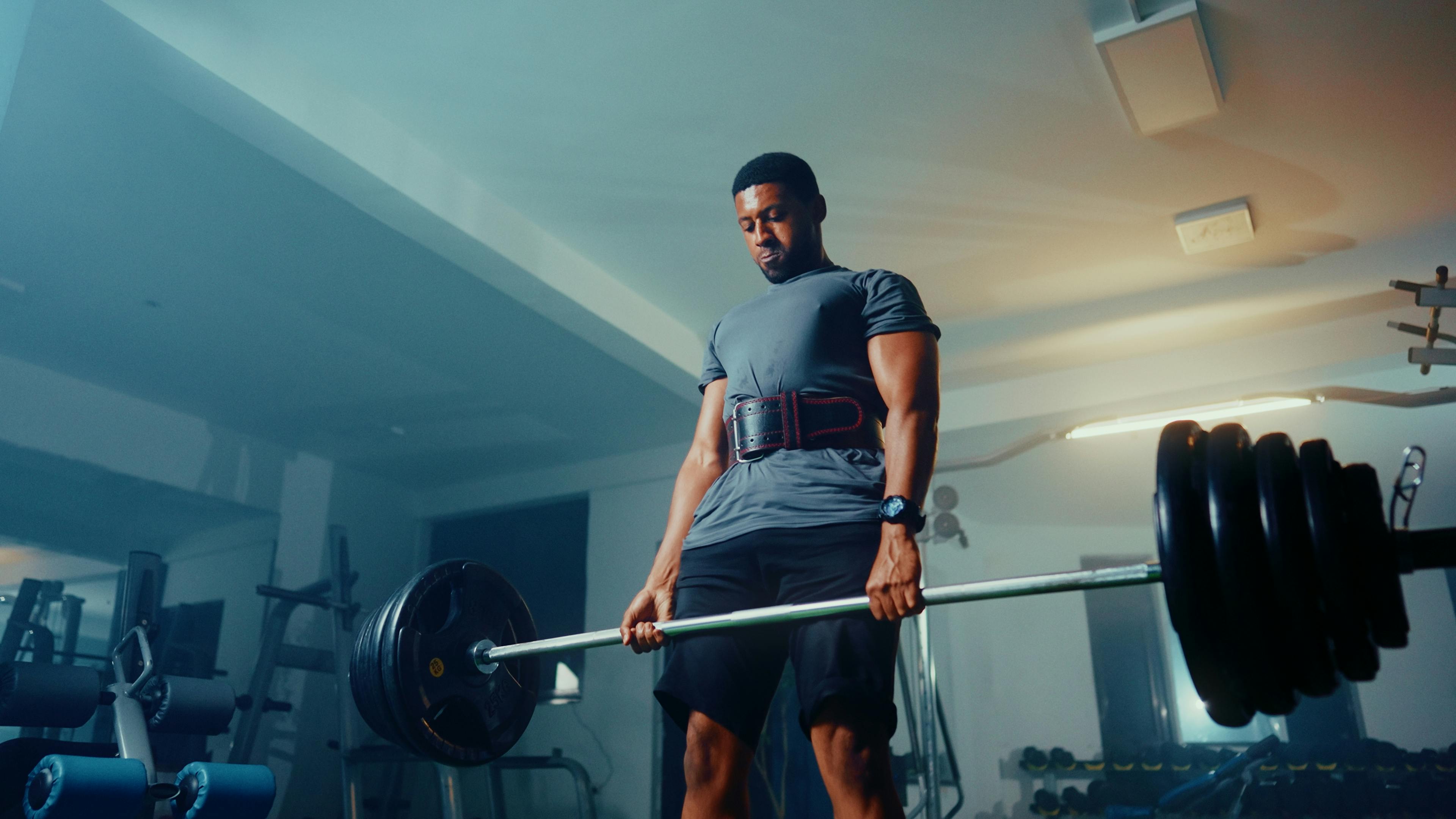 Deadlifting with weightlifting belt