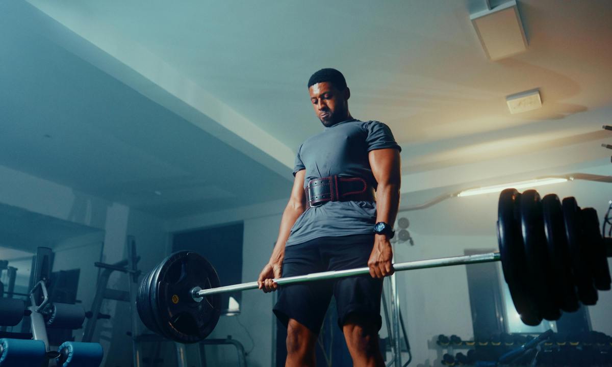 Deadlifting with weightlifting belt