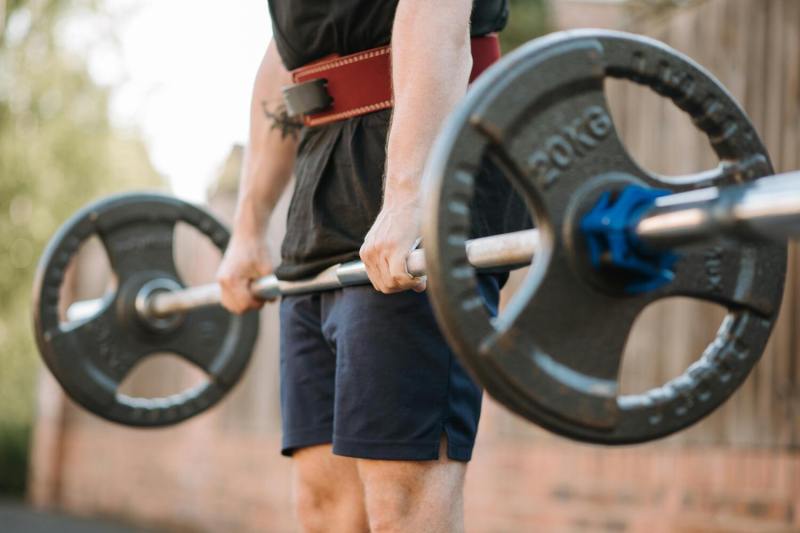 Deadlifting with weightlifting belt