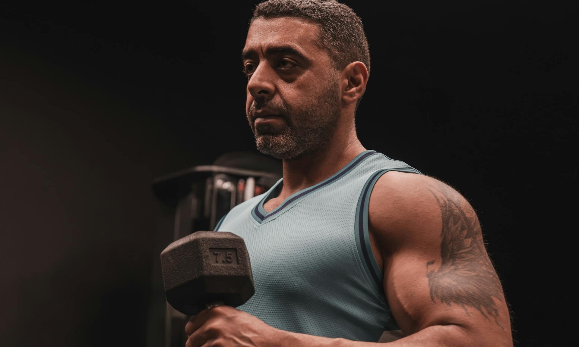 man holding dumbbell bicep curl