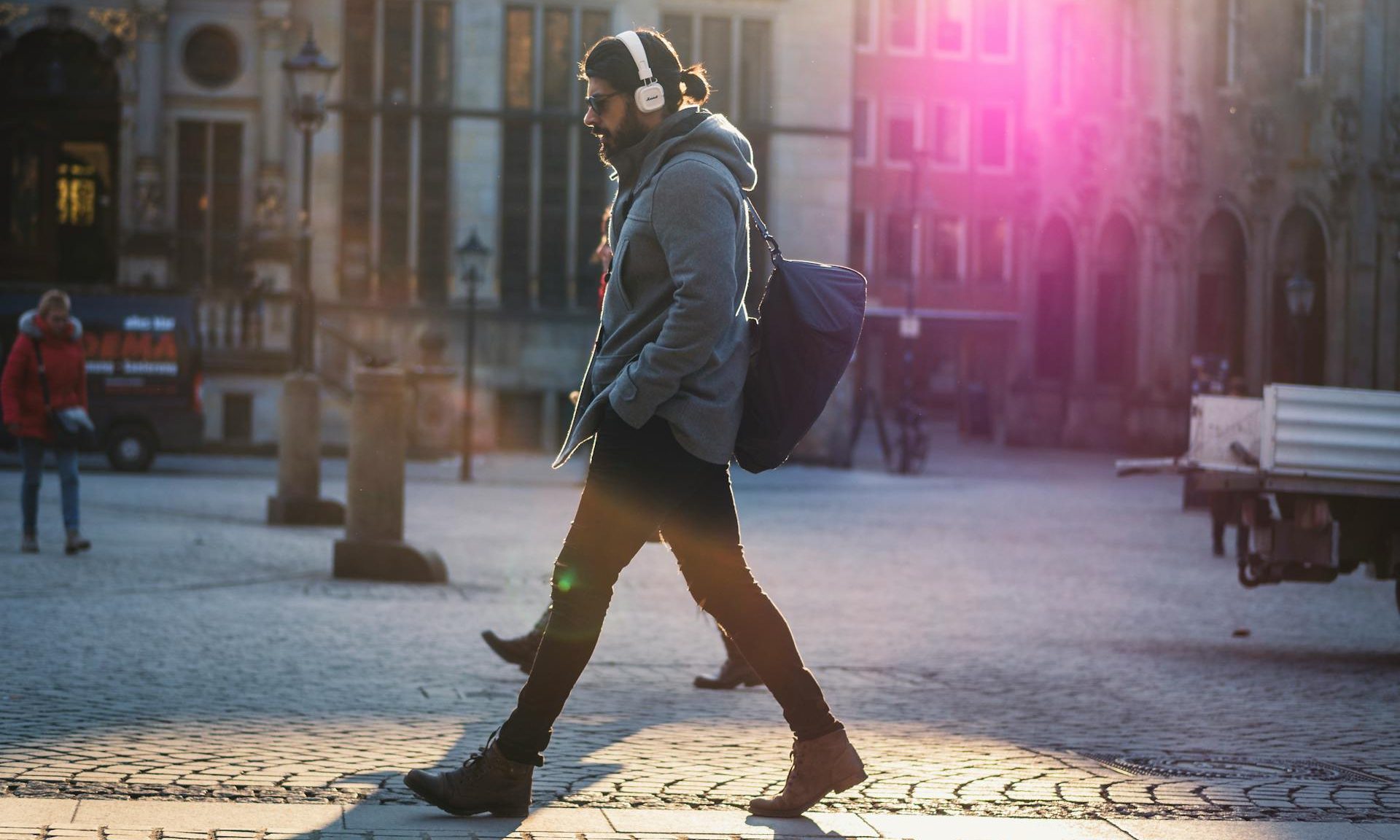 Man walking outside in the city wearing headphones