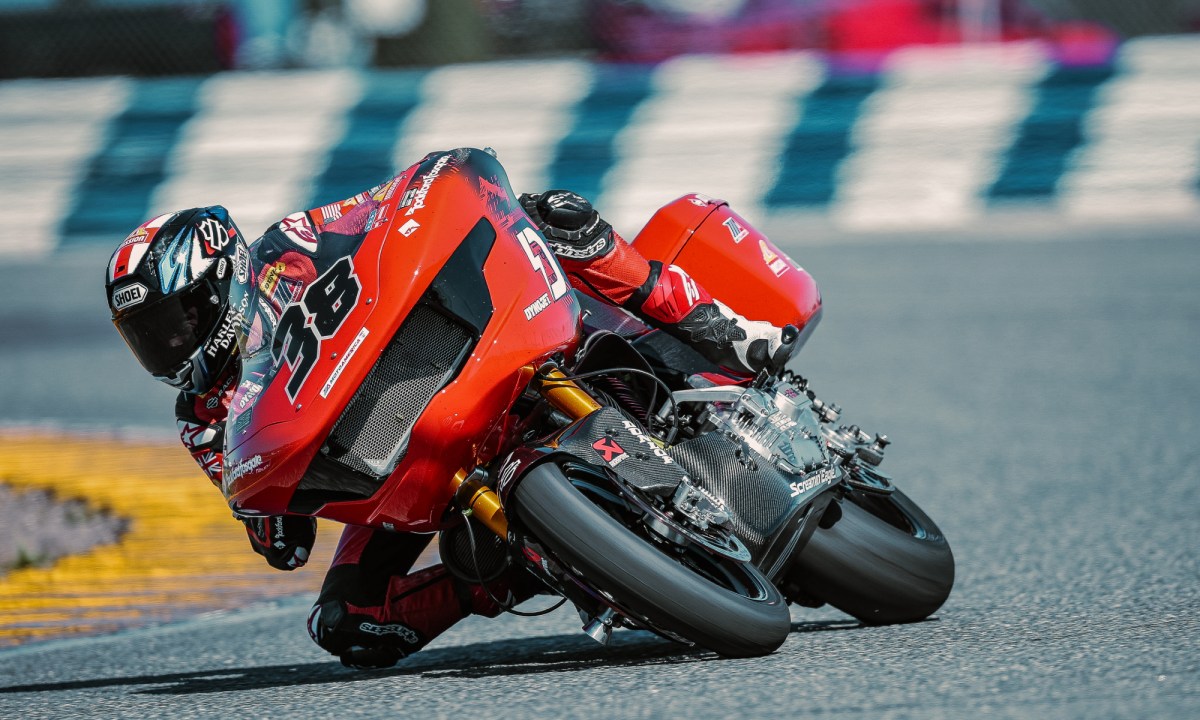 Bradley Smith knee-down on a corner in King of the Baggers competition.
