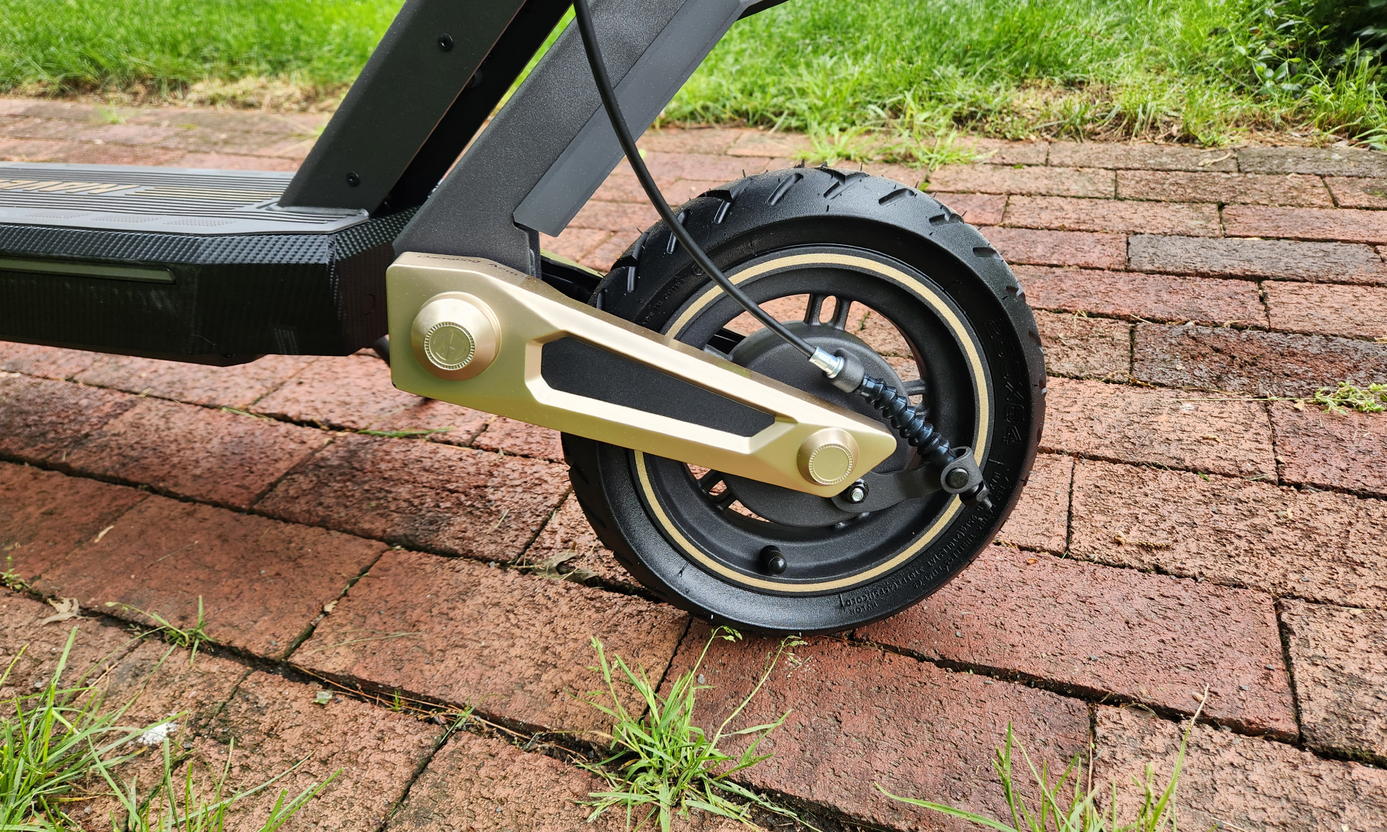NAVEE ST3 Pro left side rear wheel suspension and brake cable.