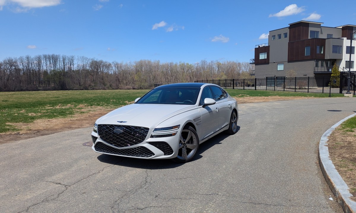 Front 3/4 View of a Genesis G80