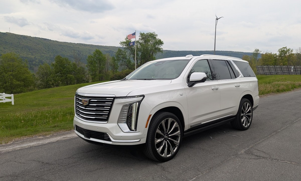 Front 3/4 view of a 2025 Cadillac Escalade