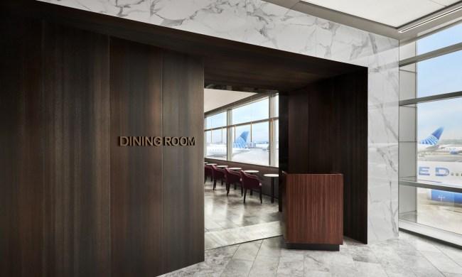 United Polaris Lounge EWR dining room