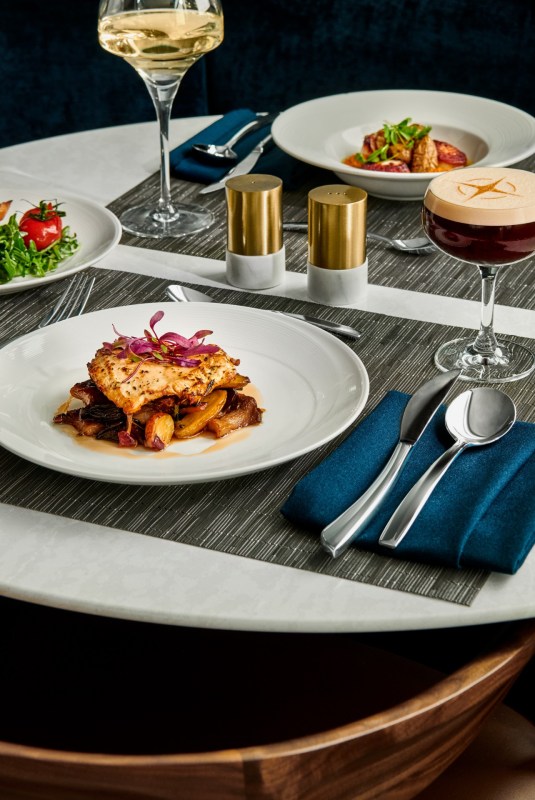 United Polaris Lounge EWR dining room
