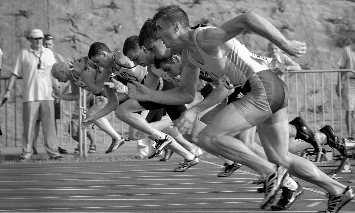 men running fast male runners setting off