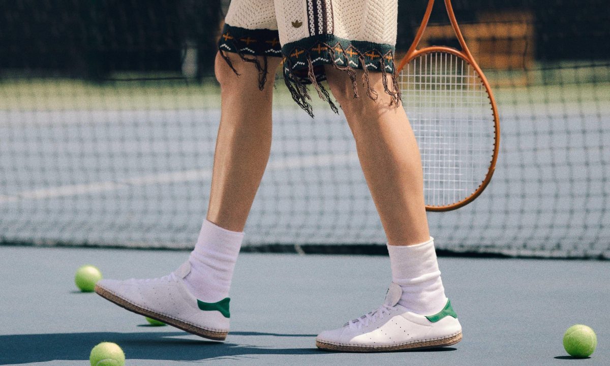 man wearing stan smith espadrille with tennis racket