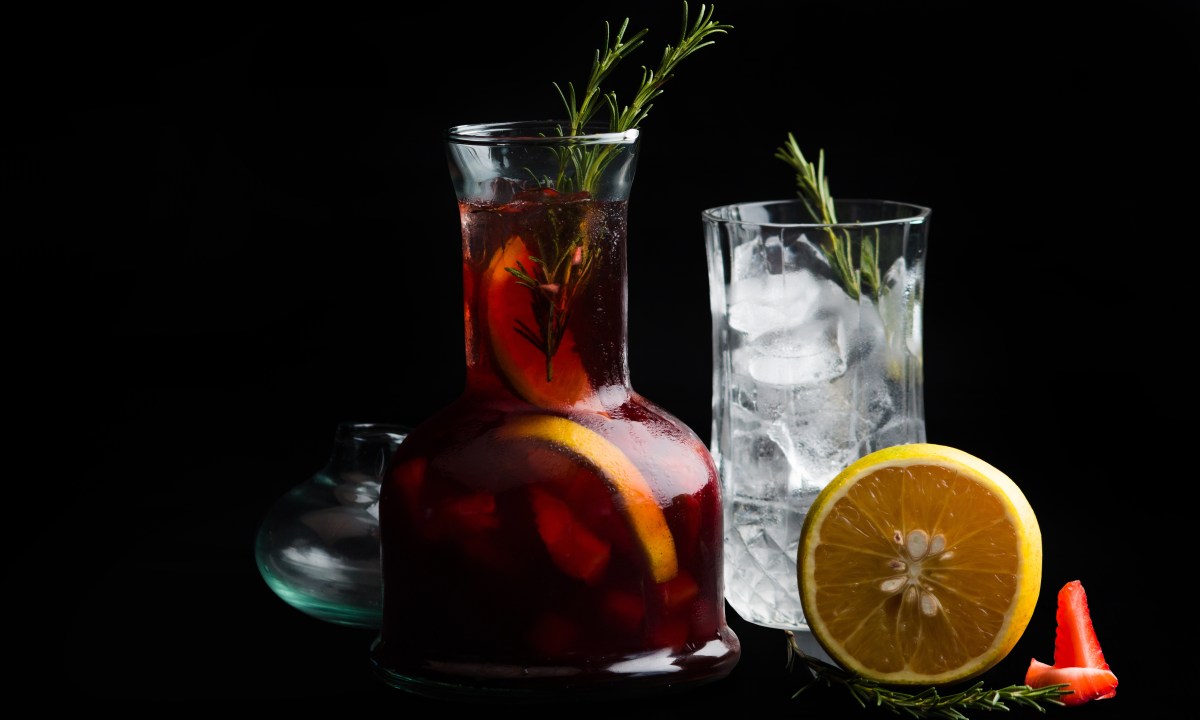 Sangría con vino y frutas para refrescar en verano