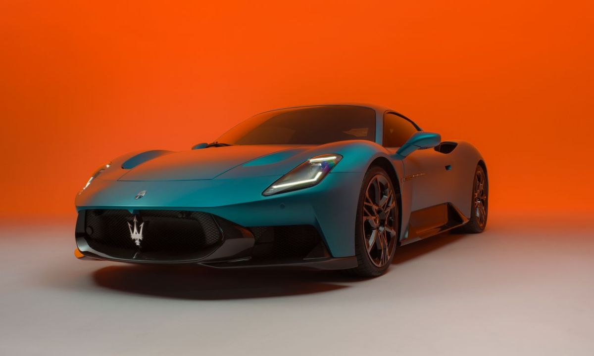 Front 3/4 view of a Maserati MCPURA