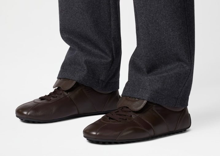man wearing brown t-marathon sneakers