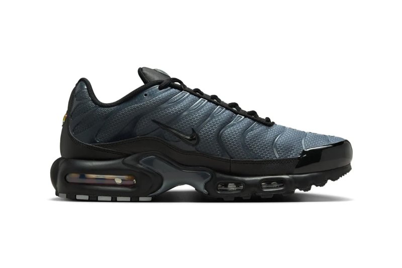 side of the nike x psg air max