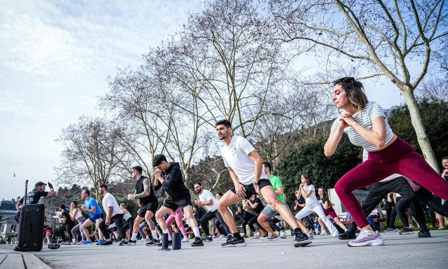 people working out outside outdoor exercise class
