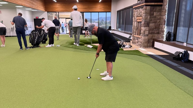 Dan putting with LAB OZ.1i Putter