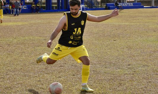 pexels-samy-kelly-fotografa-man playing football with compression socks