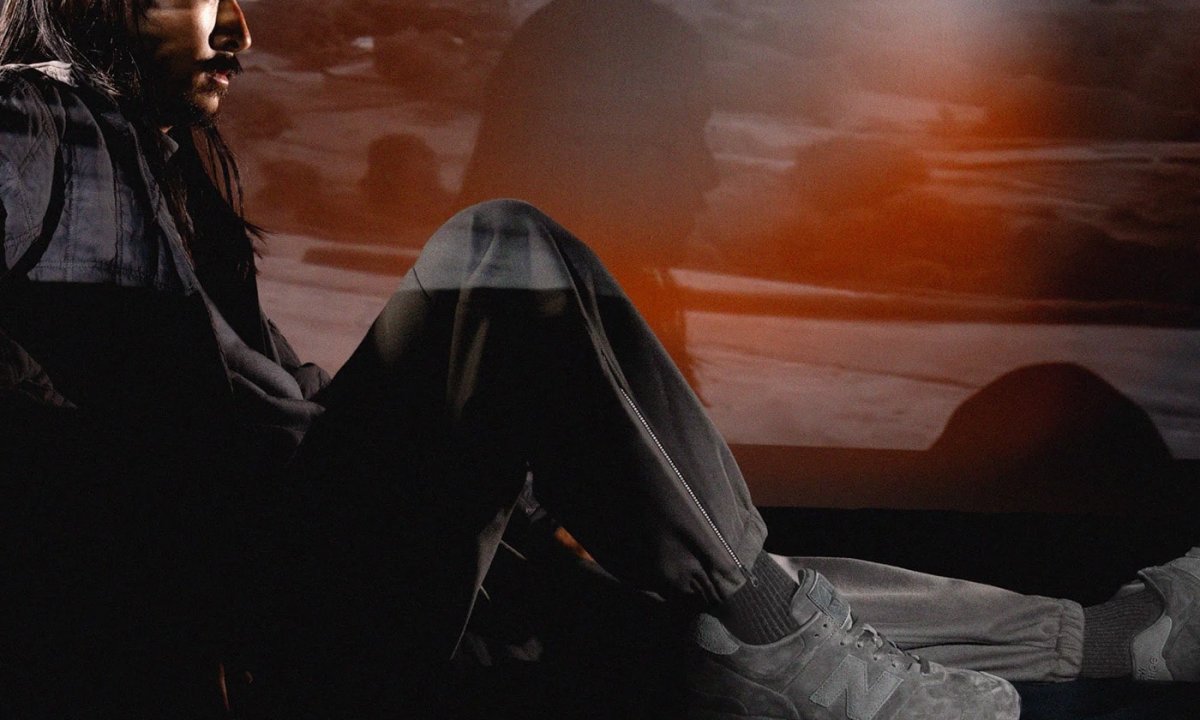 model wearing stone island new balance ghost 574