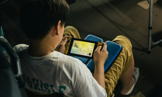 kid playing on ipad